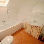 A franciaágyas szoba saját fürdőszobája